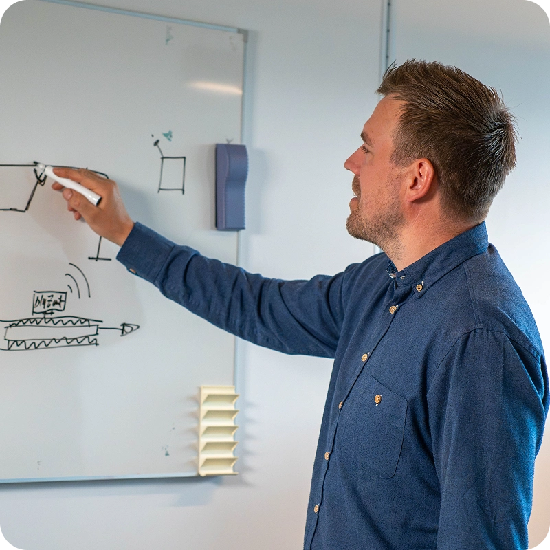 Steffen Falkeid, Chief Operating Officer at bluZenit, sketching a concept on a whiteboard